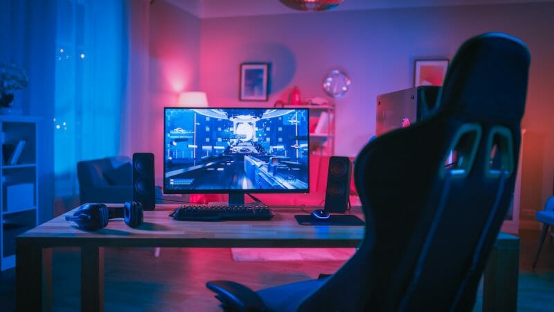 gaming chair and screen 1200px
